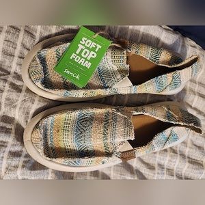 Sanuk Shoes size 7 (NEW)